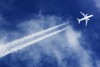Estelas blancas que dejan los aviones: por qué se producen?